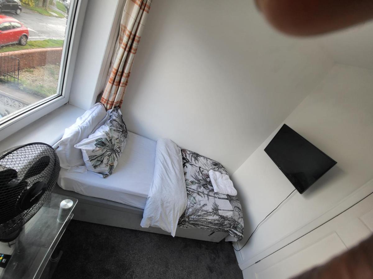 Petal Rm3 Apartment Лийдс Екстериор снимка