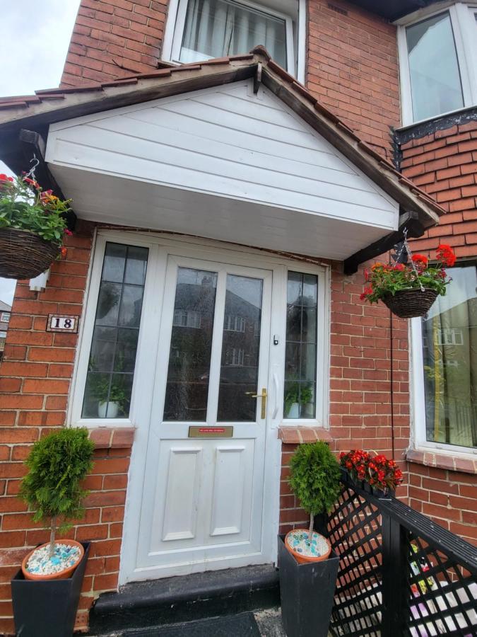 Petal Rm3 Apartment Лийдс Екстериор снимка
